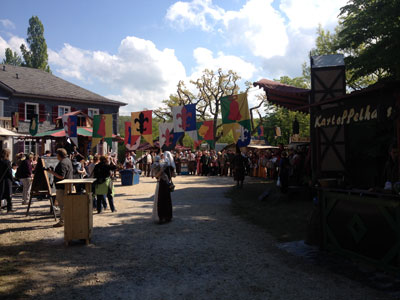 Foto quer über den Platz zum Osterspektakel Loreley