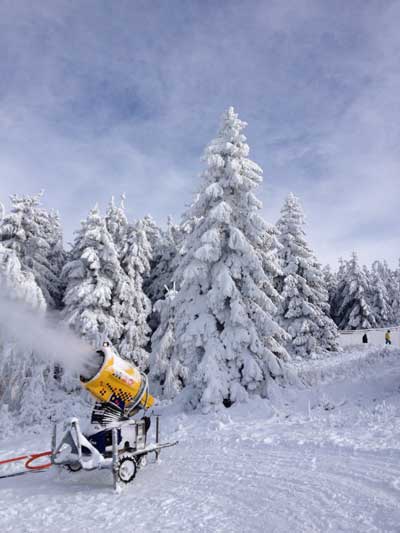 Foto mit Schneekanonen und verschneiter Natur