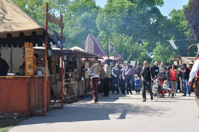 quer über den Platz zum Mittelaltermarkt Stettenfels2014